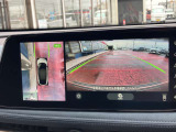 アラウンドビューモニターまるで車を真上から映したような映像で、前後左右の感覚が分かります♪車庫入れや駐車時に大活躍の機能です。