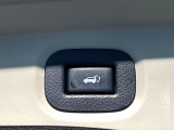 【パワーバックドア】スマートキーや運転席のボタンを押すだけでリアゲートが自動で開閉します!荷物を持っている時や、高い位置にあるバックドアを閉める際に便利な機能です♪