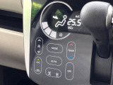 【オートエアコン】一度お好みの温度に設定すれば、車内の温度を検知し風量や温度を自動で調整。暑い&hellip;寒い&hellip;と何度もスイッチ操作をする必要はありません。快適な車内空間には必須の機能ですね♪