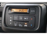 フルオートエアコンが装備されています!お好みの温度設定をするだけでエアコンの風量やモードの切り替えを自動でコントロールしてくれます!ユーザーの操作が少なく燃費走行にもつながります!