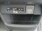 足元には便利なセンターロアボックスを設置。車内を整理しやすく、使い勝手の良さが魅力です。