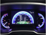 カラーヘッドアップディスプレイ付き。少ない視線移動で情報を確認できるので、運転の疲労軽減に繋がりますよ♪