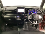 車内は光触媒抗菌消臭施工済です。スタイリッシュなデザインでスポーティなインパネ周りを演出します。グローブボックスやカップホルダーのほかにトレーなどたくさんの収納スペースが付いています。