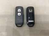 スマートキーを装備しています。鍵を差し込むことなくドアロックの開け閉めと、スタートボタン操作でのエンジンスタートができます。スペアキーも同じものを用意しております。