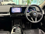 コックピットは、BMWらしくセンター・コンソールがドライバーに向けて傾けられた設計になっています。