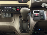 CVT車のセレクトレバーです。低速から高速まで、変速ショックのないスムーズな走りを実現するとともに、エンジン効率のよい領域を維持することで燃費にも貢献します。