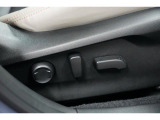 電動シートを装備。お客様に安全に運転頂けるように座席の位置、座面の上げ下げやリクライニングの加減も細かな設定を可能にしました。