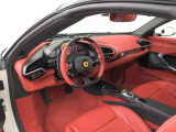 こちらは左ハンドルのお車でございます。内装色はRosso Ferrariを選択しております。