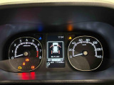 様々な車両情報を表示できるTFTマルチインフォメーションディスプレイを中央に配した視認性の高い大型2眼メーターです