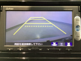 【バックカメラ】運転が苦手な方も車庫入れラクラクです!ギアをリバースに入れれば自動的に切り換わりますので、面倒な操作は不要です♪狭い駐車場もお車を傷つけず安心ですね!