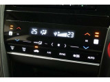 運転席と助手席の温度設定の変更が可能な左右独立タイプのデュアルエアコンです♪♪♪暑がりな人・寒がりな人も誰もが車内を快適にお過ごしいただけます♪♪♪