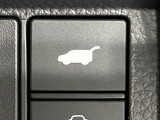 【パワーバックドア】スマートキーや運転席のボタンを押すだけでリアゲートが自動で開閉します!荷物を持っている時や、高い位置にあるバックドアを閉める際に便利な機能です♪