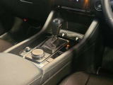 【オートブレーキホールド】停車中にブレーキペダルから足を放しても、ブレーキを自動的に制御して、車両の停車状態を保持する機能です。信号待ちなどの停車時に運転者の負担を軽減します。