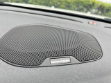 【harman kardon】ハーマンカードンのHi-Fiスペシャリストと共に、モデル別に開発・設計された専用チューニングが臨場感溢れる音響空間を実現しています。