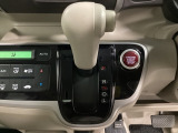 CVT車のセレクトレバーです。低速から高速まで、変速ショックのないスムーズな走りを実現するとともに、エンジン効率のよい領域を維持することで燃費にも貢献します。