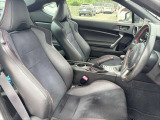 運転席シートへダメージがございます。写真を掲載しておりますので併せてご確認ください。