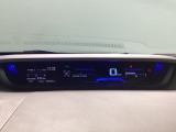 スピードメーターはこちら!すっきりとしたデザインで、昼間でも夜間でも見やすい設計になっています。