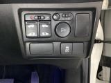 リアドアは乗り降りに便利な両側電動スライドドアです。また運転席に座っていながらスイッチ操作で自在にスライドドアを開け閉めできます。またHondaセンシング用のVSA解除スイッチも装備しています。