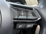 【マツダ・レーダー・クルーズ・コントロール (MRCC)】運転者がアクセルやブレーキを踏まなくても設定した速度での定速走行や先行車との車間距離を一定に保つ追従走行により、運転者の負担を軽減するシステムです。