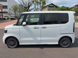 乗り降りのイメージが湧く左側面。ドア面の通りやスライド有無、小キズの出やすい部分も確認◎。
