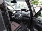 シート調整幅広く、視界良好。ママも運転し易い。