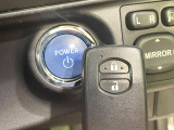 【スマートキー】カバンやポケットに入れたままでもドアの施錠・解錠が可能なスマートキーを装備。エンジンのオン・オフ時もカギを取り出す必要が無いからとっても便利です♪