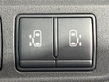 【両側パワースライドドア】スマートキーや運転席のスイッチで後席両側スライドドアの開閉が可能♪電動だから力を入れてドアを開ける必要が無く、小さなお子様でも簡単に開け閉めでき快適です♪