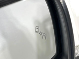 【ブラインドスポットモニター】走行中、ドアミラーの死角になりやすい箇所に後続車が接近するとサイドミラーのレンズに警告を表示!ドライバーに注意喚起をしてくれます。