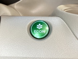 ECON モードをON にするとアクセルペダルの動きに対するエンジンの反応とエアコンの制御を切り換えることで、燃費のいい運転をするドライバーがペダルを踏んだ時と同じようにエンジンを制御します。