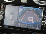 【アラウンドビューモニター&バックモニター】クルマを真上から見下ろしているかのような映像が表示され、周囲の状況がひと目で把握できるので、安心してスマートに駐車できます。駐車が苦手な方にオススメです!