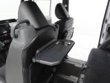 シートバックテーブル。飲み物や軽食を置いたり、スマホやタブレットを立てかけられます。車内での休憩が快適に。