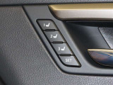 運転席は三人分のシートポジションを記憶します。