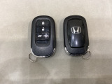 スマートキーを装備しています。鍵を差し込むことなくドアロックの開け閉めと、スタートボタン操作でのエンジンスタートができます。ボタン操作でトランクが開けられる電動テールゲートのボタンもついています。