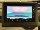 ギヤをR(バック)に入れるとナビの画面に後ろの映像が映るリアカメラ付です。後退時、コンディションが悪い視界でもカラーバックモニターがドライバーをサポートします。