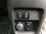 運転席、助手席シートヒーター付きで寒い朝もあったかです。
