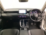 車内は光触媒抗菌消臭施工済です。インパネ周りはスタイリッシュなデザインで機能や装備も充実しています。グローブボックスやカップホルダーのほかにトレーなどたくさんの収納スペースが付いています。