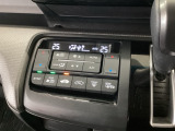 【左右独立オートエアコン】左右席で独立温度コントロールが可能です。運転席はキンキンに冷やして助手席はマイルドにと言った設定が可能です☆暑さ寒さでケンカすることもなくなりますね♪