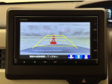 バックモニター付きです。車の後方に小型カメラが付いており、バックする際の後方の様子をモニター上に表示します。