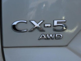 【AWD】前輪と後輪すべてに駆動力を配分し、悪路や滑りやすい路面でも安定した走行を可能にするシステムです。