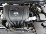 「SKYACTIV-G(ガソリン)」は、規格外の高圧縮を実現し、世界のエンジン技術者に驚きを与えました。さらに、それを維持したままノッキングの発生を抑え、熱効率を向上、走りにも寄与したエンジンです。