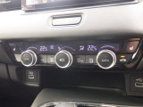 オートエアコンは左右席で独立温度コントロールが可能です。運転席はキンキンに冷やして助手席はマイルドにと言った設定が可能です☆暑さ寒さでケンカすることもなくなりますね♪