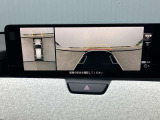360度ビューカメラを搭載。4方の小型カメラの映像を処理し、車両真上からの映像に変換しています。