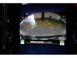 後退時には大型ディスプレイに後方の映像とアシストラインが表示されます