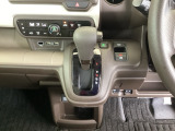 足元スッキリ、インパネシフトです。パーキングブレーキは電子制御パーキングブレーキタイプなので、運転席と助手席の間がスッキリしています。