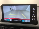 リバースギアに入れるだけで後方の表示へ切り替わります。夜間や雨の日の駐車も楽になりますよ。