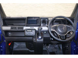 操作性に優れた運転席となります!小物入れや各ボタンの配置にこだわり、使いやすいです!座り心地もよく視認性も良好なのでロングドライブもお任せ下さい!