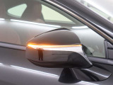 走行中、ドアミラーでは確認しにくい後側方エリアに存在する車両を検知し、ドアミラーのインジケーターが点灯するブラインドスポットモニター装備