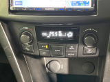 【オートエアコン】一度お好みの温度に設定すれば、車内の温度を検知し風量や温度を自動で調整。暑い&hellip;寒い&hellip;と何度もスイッチ操作をする必要はありません。快適な車内空間には必須の機能ですね♪