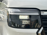 LEDヘッドライトを装備。大光量で夜道や雨の日の安心感を高めます。周囲の明るさに応じて自動点灯・消灯/ライトの消し忘れも防げるオートライトコントロール付です。