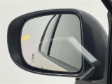 ドアミラーでは見えにくい斜め後方の死角にいる車を検知し、お知らせしてくれる安全機能が付いております!